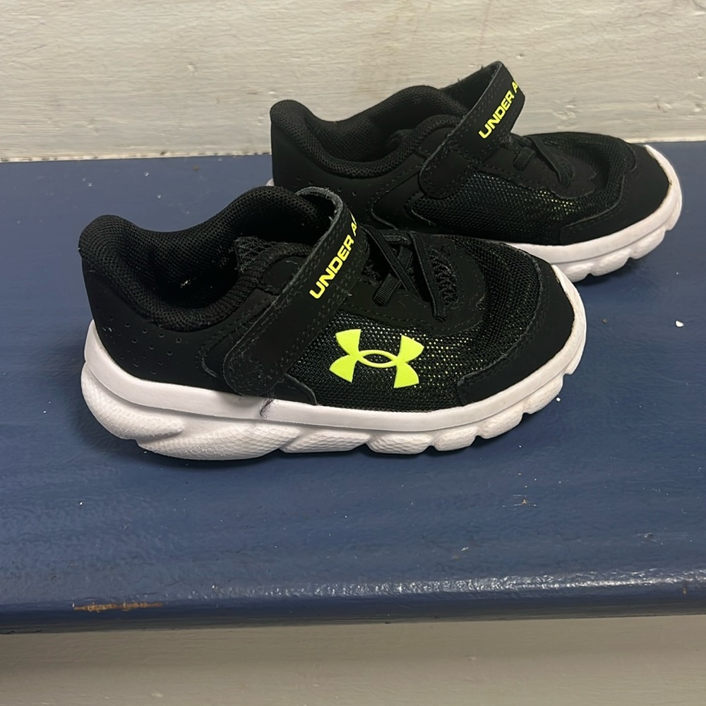 Toddler boy Under Armour shoes size 7C